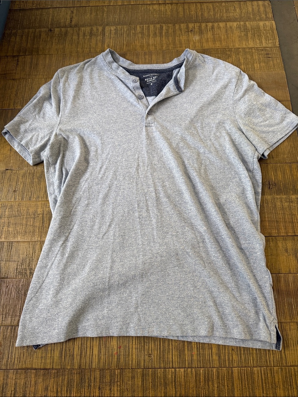Banana Republic Quick Dry Henley, short sleeve, blue heather, men’s size medium